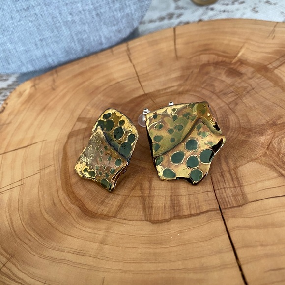 Animal print lightweight studs. - Picture 2 of 4